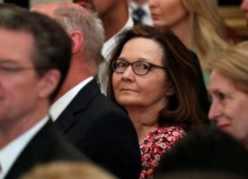 TRUMP PRESTA HOMENAGEM AO AFOGAMENTO SIMULADO