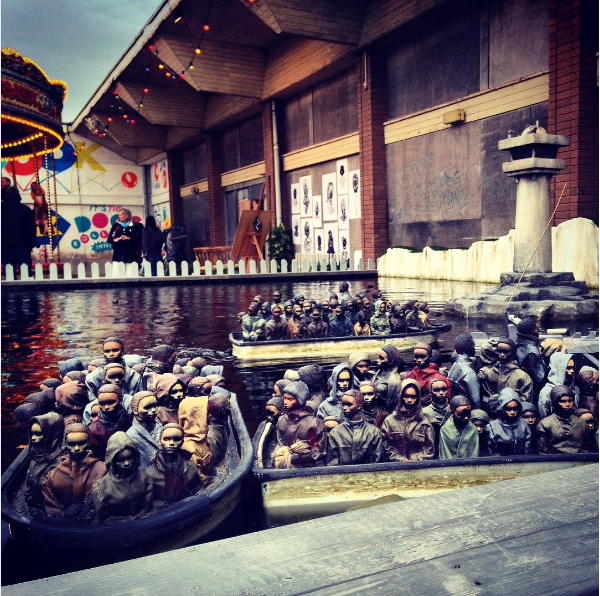 A arte de Banksy, artista de rua inglês, exposta em seu “museu”, Dismaland, retratando a crise imigratória que aportou na Europa nos últimos anos. Islamofobia na Europa