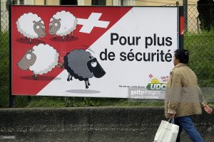  cartaz é de uma campanha lançada pelo SVP em 2007 propondo expulsar estrangeiros condenados por crimes no país. As cores berram como ovelhas