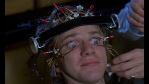 Alex, protagonista do filme Laranja Mecânica (1971), sendo “reeducado” pelo Estado. O uso totalitário da ciência e da tecnologia para controlar os indivíduos é um fenômeno da pós-modernidade