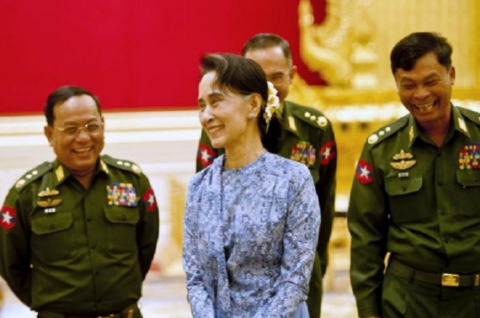 Aung San Suu Kyi, Nobel da Paz por lutar contra a ditadura em seu país, atual líder de fato do governo de Mianmar, em reunião da ASEAN para tratar dos Rohingya