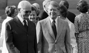Geisel e o presidente dos Estados Unidos Jimmy Carter (1977-1981). Com a chegada do Democrata ao poder a ditadura militar começa a se enfraquecer.