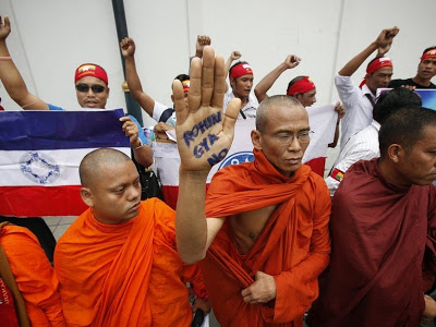 Monges budistas radicais animam a população contra os muçulmanos Rohingyas