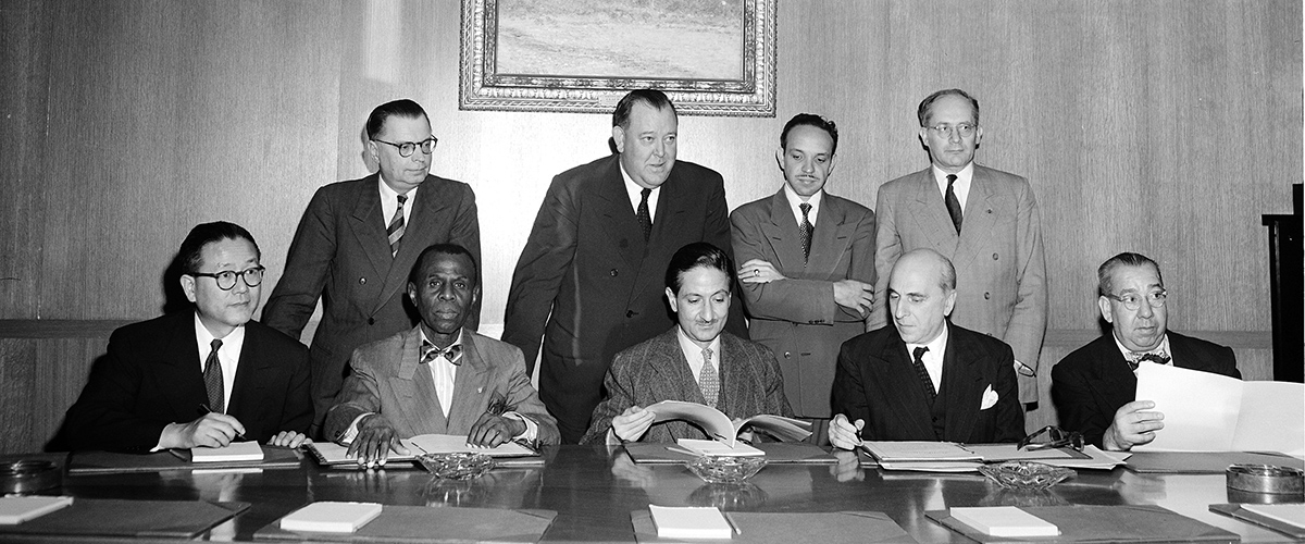 Ratificação da Convenção contra o Genocídio, assinada em 14 de outubro de 1950, em Nova York. Raphael Lemkin está de pé a direita 
