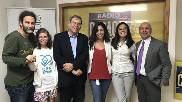Opositores cubanos apresentam o código de direitos e liberdades, em 26 de julho. À esquerda da jornalista, Orlando Luis Pardo, Lia Villares e Juan Manuel Cao. À direita, entre dois jornalistas, Rosa María Payá.