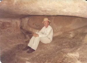 John Conradie em uma caverna com pinturas rupestres no Zimbábue, em 1992