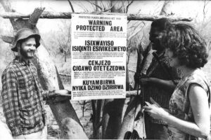 Joshua Nkomo, no campo de detenção de Gonakudzingwa, em novembro de 1964, recebe as visitas de Judith Todd, filha de Sir Garfield Todd, ex-primeiro-ministro da Rodésia do Sul, e do estudante Steve Lombard