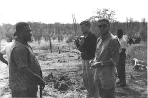 Peter Fry (de óculos escuros) visita Nkomo em Gonakudzingwa, em novembro de 1964