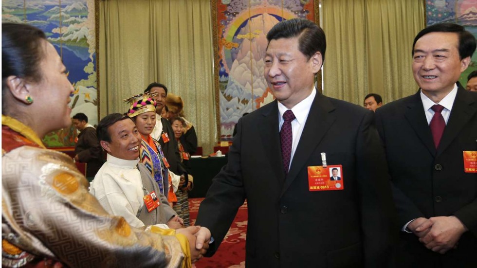Xi Jinping e, atrás dele, Chen Quanguo, seus “olhos e ouvidos” no Xinjiang