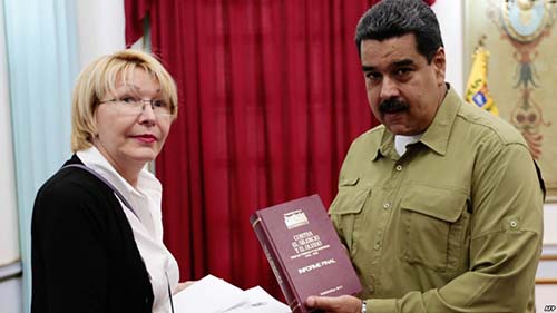 Luisa Ortega, procuradora-geral da Venezuela, com Maduro, no Palácio de Miraflores, em 1 de abril de 2017. Dias depois, ela denunciou as farsas judiciais conduzidas contra opositores, perdeu seu cargo e rumou ao exílio.