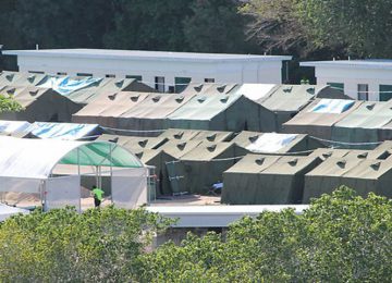 AUSTRÁLIA ISOLA REFUGIADOS EM ILHAS-PRISÃO