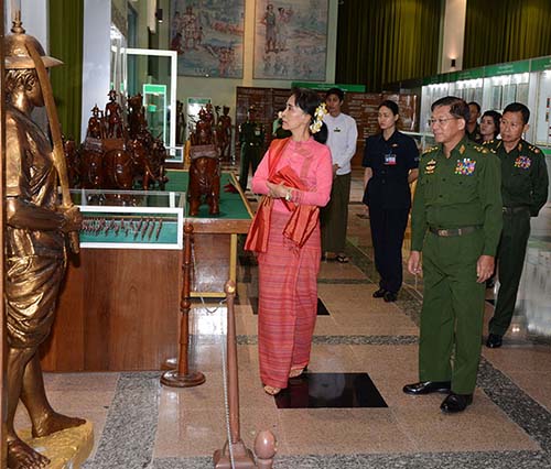 Aung San Suu Kyi visita o Museu dos Serviços de Defesa em companhia do general Min Aung Hlaing, em julho de 2016
