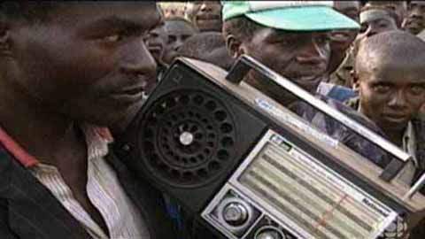 A programação da Rádio Livre das Mil Colinas disseminava o ódio entre os hutus, qualificando os tutsis de “baratas”. A emissora orientava a carnificina, anunciando a localização dos “alvos” tutsis. Os locutores justificavam a matança lembrando a opressão histórica. Falavam de justiça...