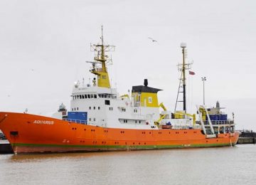 TIRANDO A BÓIA DOS MIGRANTES NÁUFRAGOS