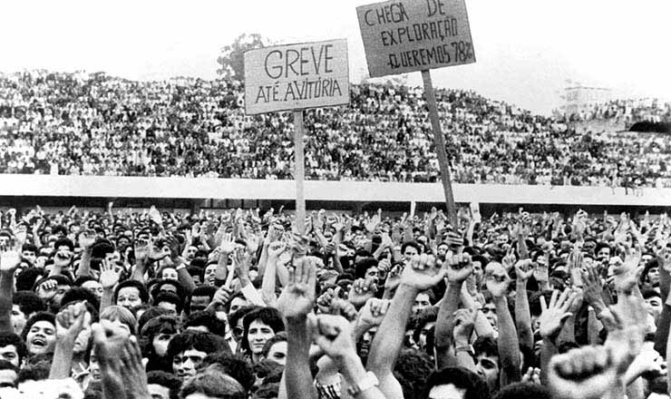 Assembleia dos metalúrgicos do ABC em greve, no estádio da Vila Euclides, em São Bernardo do Campo, em 1980