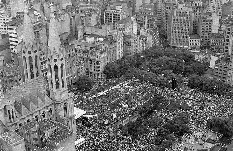 No dia do aniversário da cidade, 300 mil pessoas se reúnem na Praça da Sé para ouvir lideranças políticas e sindicais, intelectuais e artistas pedirem o voto direto para presidente e a redemocratização plena do país
