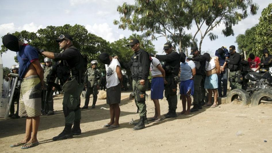 Venezuelanos presos em faixa de fronteira sob a acusação de participarem das forças paramilitares colombianas