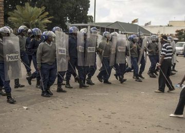 DITADURA DE MUGABE SOBREVIVE NA VIOLÊNCIA MILITAR