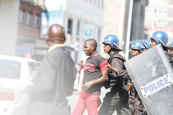 Repressão policial a protesto sindical, em Harare, outubro de 2018