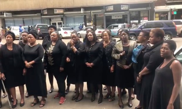 Zimbabuanas ativistas organizaram um protesto, a Black Wednesday (30/01/19), para denunciar dezenas de casos de violência sexual cometidas por militares no último janeiro, na onda de repressão às manifestações contra o custo de vida. 