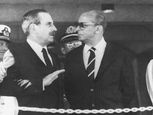 Gregório Álvarez, ditador entre 1981 e 1985, com o general-presidente brasileiro João Figueiredo, em Brasília, em 1984. Em 2009, Alvarez foi condenado a 25 anos de prisão por seu envolvimento na morte e desaparecimento de 37 uruguaios no contexto da Operação Condor. 