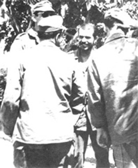 O jovem Bouteflika, em 1961, com combatentes da FLN na guerra colonial contra a França