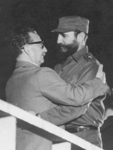 Allende é recebido por Fidel Castro, em Cuba, 13 de dezembro de 1972
