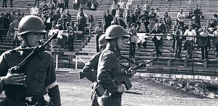 Nos meses seguintes ao golpe, o Estádio Nacional de Santiago, palco da Copa do Mundo de 1962, foi convertido em prisão política