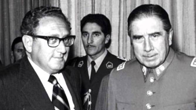 Henry Kissinger, secretário de Estado de Richard Nixon, com o ditador Augusto Pinochet