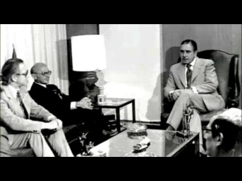 O economista americano Milton Friedman (ao centro) é recebido por Pinochet, em Santiago, no início de 1975