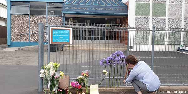 ributos espontâneos às vítimas de Christchurch diante de mesquita, na Nova Zelândia