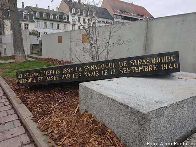 Suásticas amarelas mancham a França