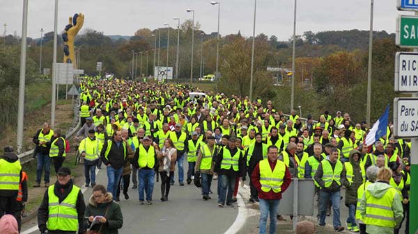Os coletes amarelos, "viveiro de atividades radicais dos dois lados do espectro político"