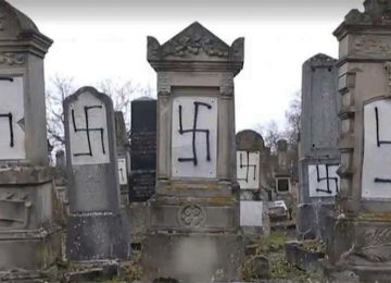 SUÁSTICAS AMARELAS MANCHAM A FRANÇA