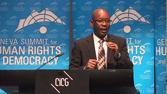 Manuel Cuesta Morúa trabalhou no Museu de História, em Havana, entre 1988 e 1991, até ser demitido devido às suas ideias políticas. É um dos dirigentes da organização dissidente Corrente Socialista Democrática. Por seu ativismo oposicionista, foi preso várias vezes 