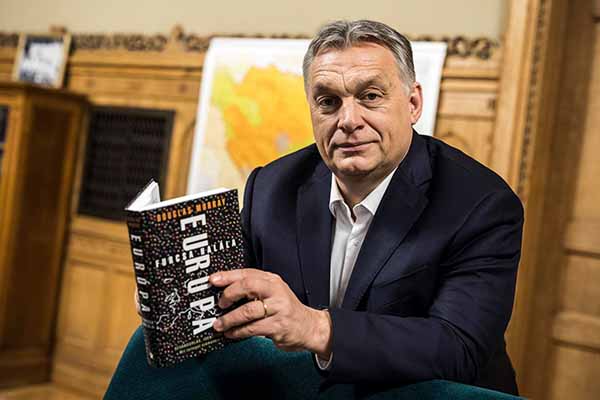 Viktor Orban com o livro <em>A estranha morte da Europa</em>, do jornalista britânico Douglas Murray. O livro alega que a Europa cristã agoniza, envenenada pela imigração muçulmana
