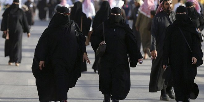 Riad, 15 de novembro de 2018. Mulheres sauditas vestem suas abayas pelo avesso, em protesto contra a lei que as obriga a usá-las em todos os lugares públicos