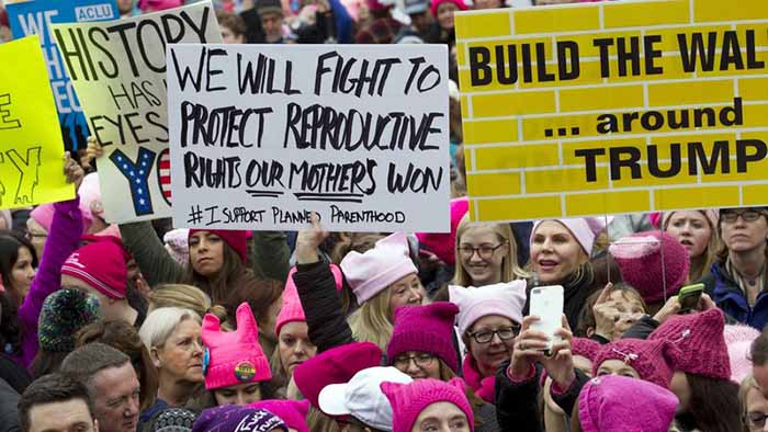 Milhares de mulheres participaram dos protestos contra Donald Trump, em 21 de janeiro de 2017
