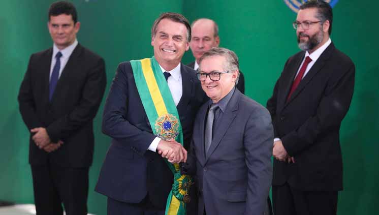 Jair Bolsonaro dá posse a Ricardo Vélez, 1 de janeiro de 2019. Dom Quixote e Sancho Pança combatem o gigante imaginário chamado "marxismo cultural" enquanto sonham em reescrever a história da ditadura militar brasileira