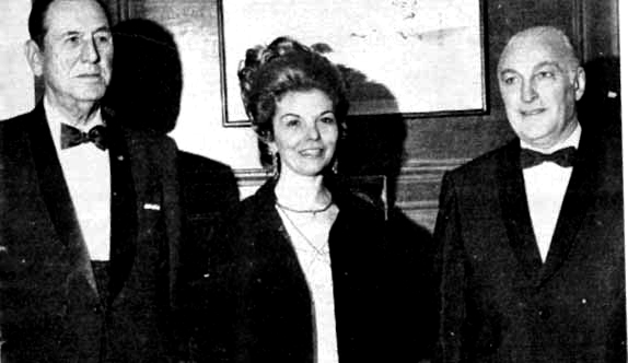 Perón, Isabelita e Lopez Rega. Nos últimos anos, um Perón envelhecido recorreu cada vez mais a "el Brujo" para executar ações contra seus desafetos. Quando Isabelita assumiu a presidência, Rega consolidou sua posição de homem forte do governo 