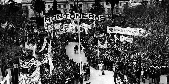 Peronistas aguardam, diante da Casa Rosada, o discurso de Perón do 1o de maio de 1974. No dia da ruptura, criticados publicamente pelo líder, os Montoneros se retiram da praça ruidosamente.