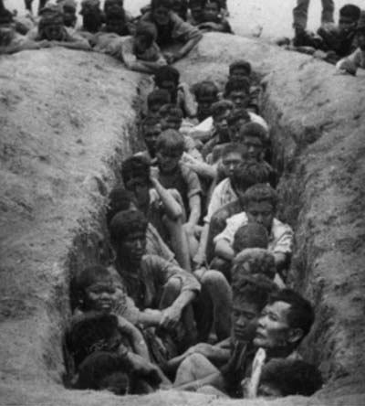 Numa cova coletiva, vítimas dos massacres de 1965 aguardam o fuzilamento. Na opinião de inúmeros especialistas, os crimes contra a humanidade cometidos por Suharto enquadram-se no conceito de genocídio