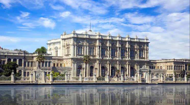 O Dolmabahce, palácio dos seis últimos sultões turcos, às margens do Bósforo, em Istambul. Erdogan sonha concentrar poderes de um novo sultão