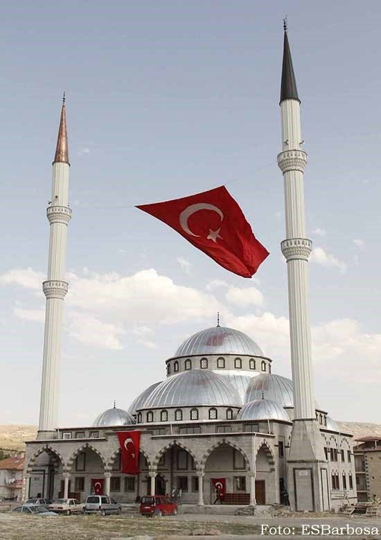 Mesquita na Capadócia. Erdogan redefine a Turquia em torno de dois pilares paralelos: a religião e o nacionalismo
