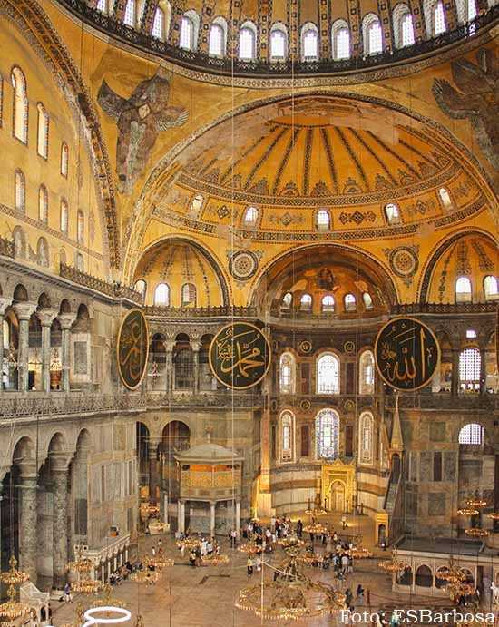 A Hagia Sofia, em Istambul. A antiga catedral bizantina foi transformada em mesquita em 1453 e, em 1935, em museu