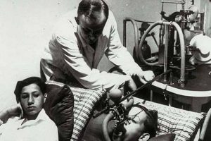 Sob a inspiração do T4, o médico Josef Mengele, o “anjo da morte”, aplicaria nos prisioneiros de Auschwitz experimentos destinados a testar as teorias raciais nazistas