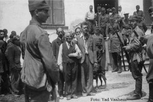 Judeus aprisionados por soldados romenos e alemães no pogrom na cidade de Iasi (Romênia), um massacre que deixou mais de 13 mil mortos entre 29 de junho e 6 de julho de 1941. Parte da história do holocausto.