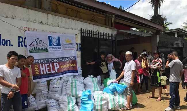 Distribuição de ajuda humanitária a deslocados internos por conflitos armados em Marawi, Mindanao, em 2017