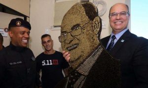 itzel recebe, em 15 de janeiro de 2019, no Batalhão de Operações Especiais (BOPE), quadro feito com o uso de projeteis de fuzis