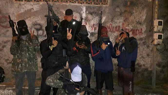Foto postada nas redes sociais, em 2017, por integrantes de facção criminosa, em favela de Niterói (RJ)